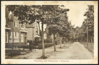 17121 Gezicht in de Vinkenlaan te Bilthoven (gemeente De Bilt), met links het postkantoor.